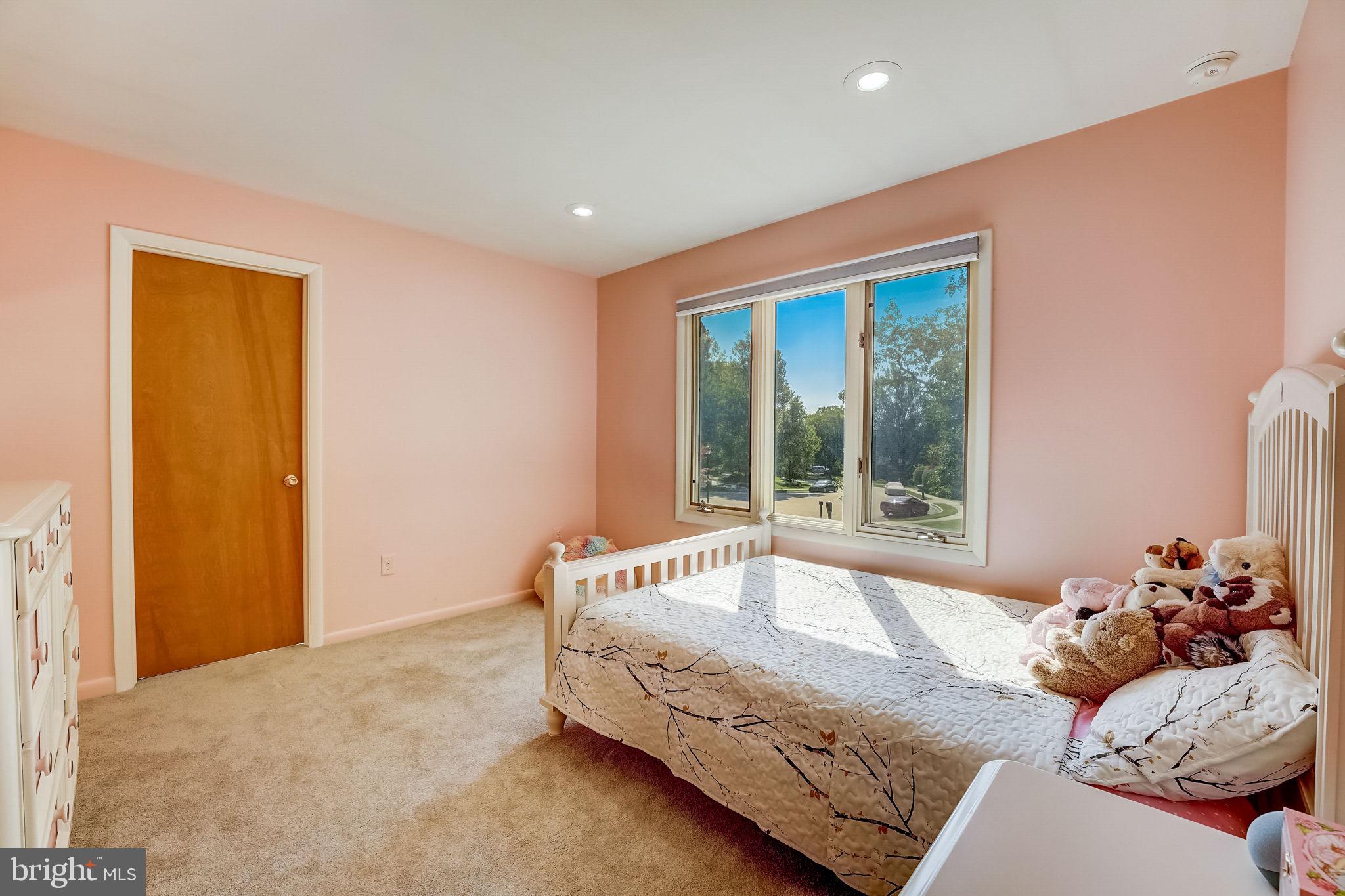 936 Honeysuckle Ln