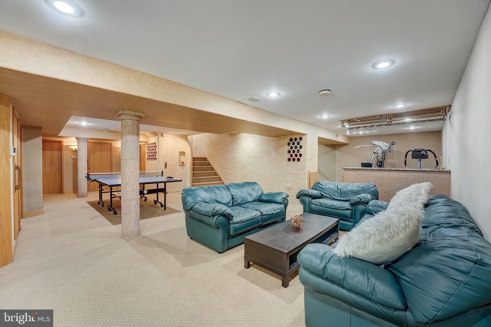 936 Honeysuckle Ln