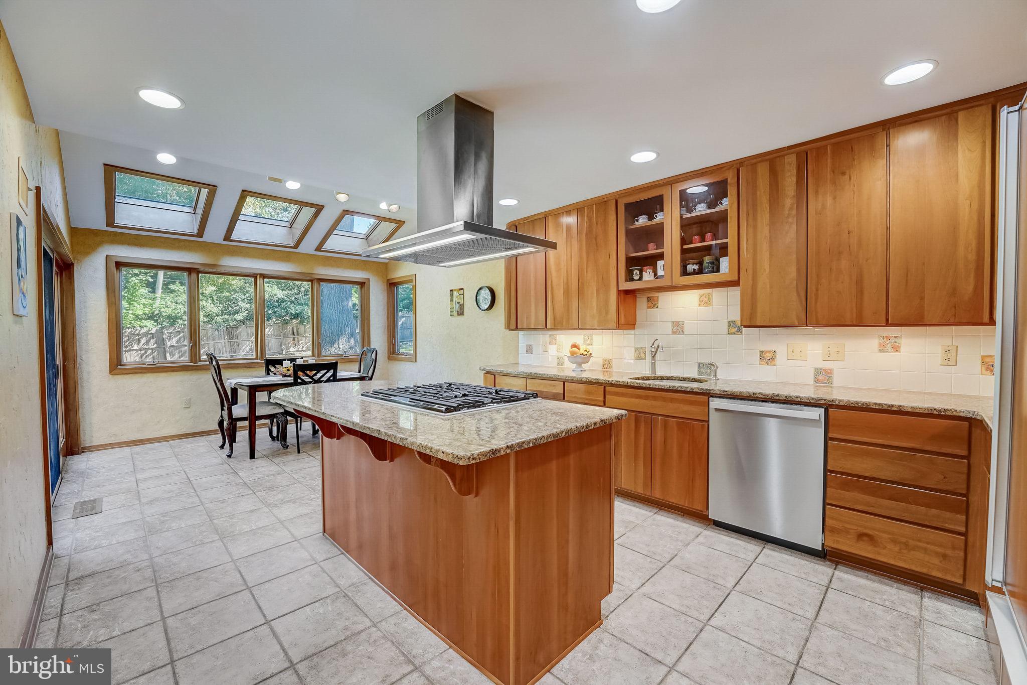 936 Honeysuckle Ln