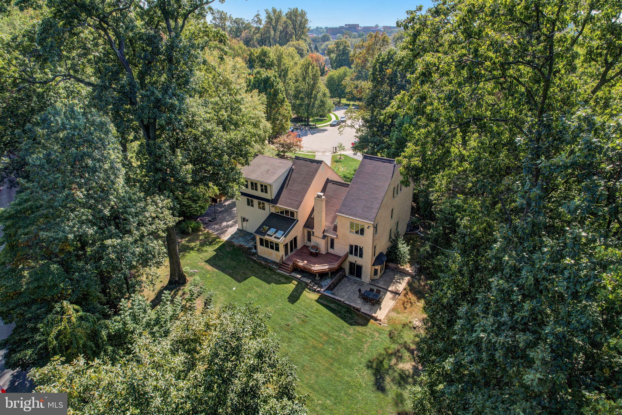 936 Honeysuckle Ln