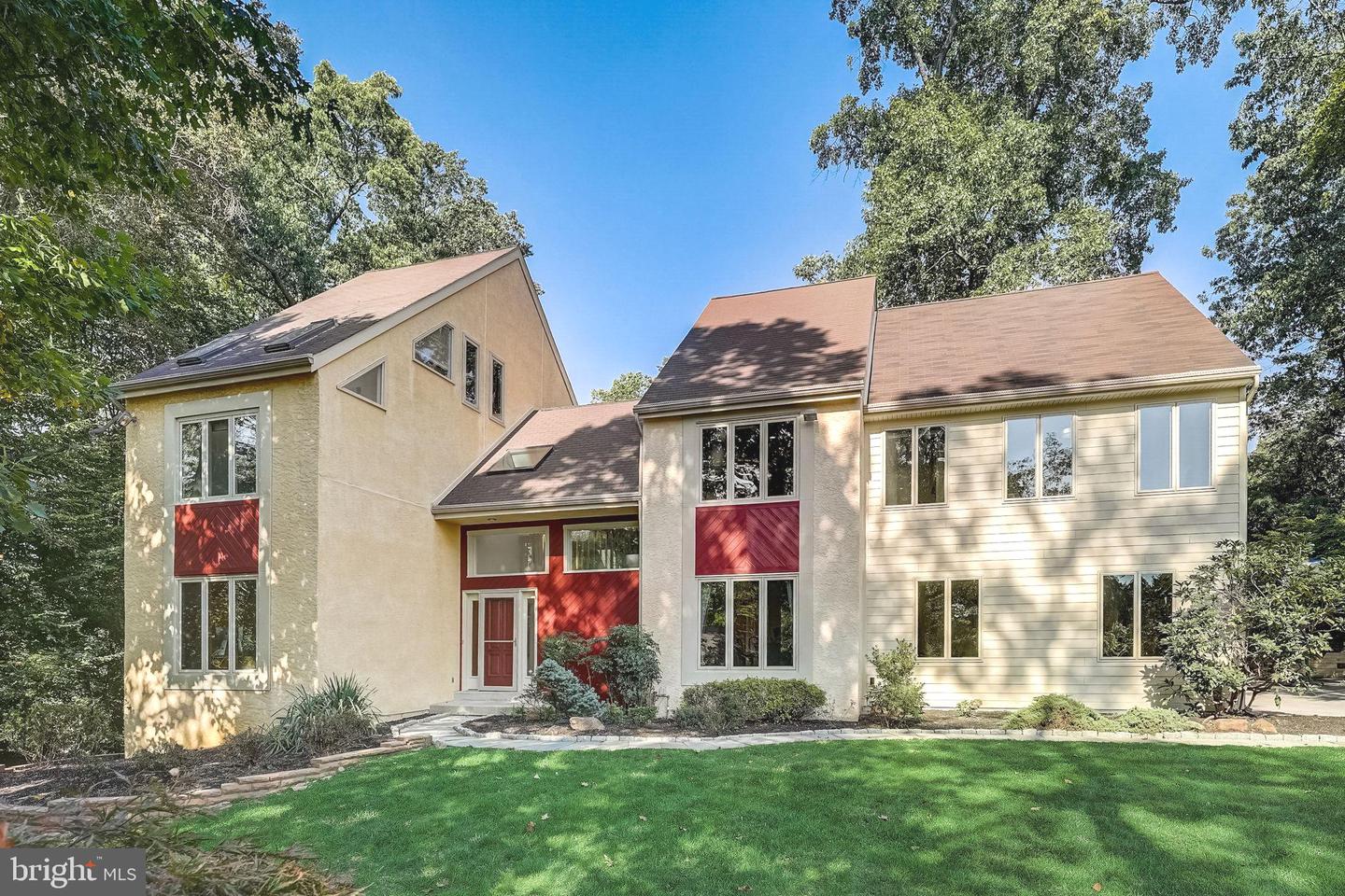 936 Honeysuckle Ln