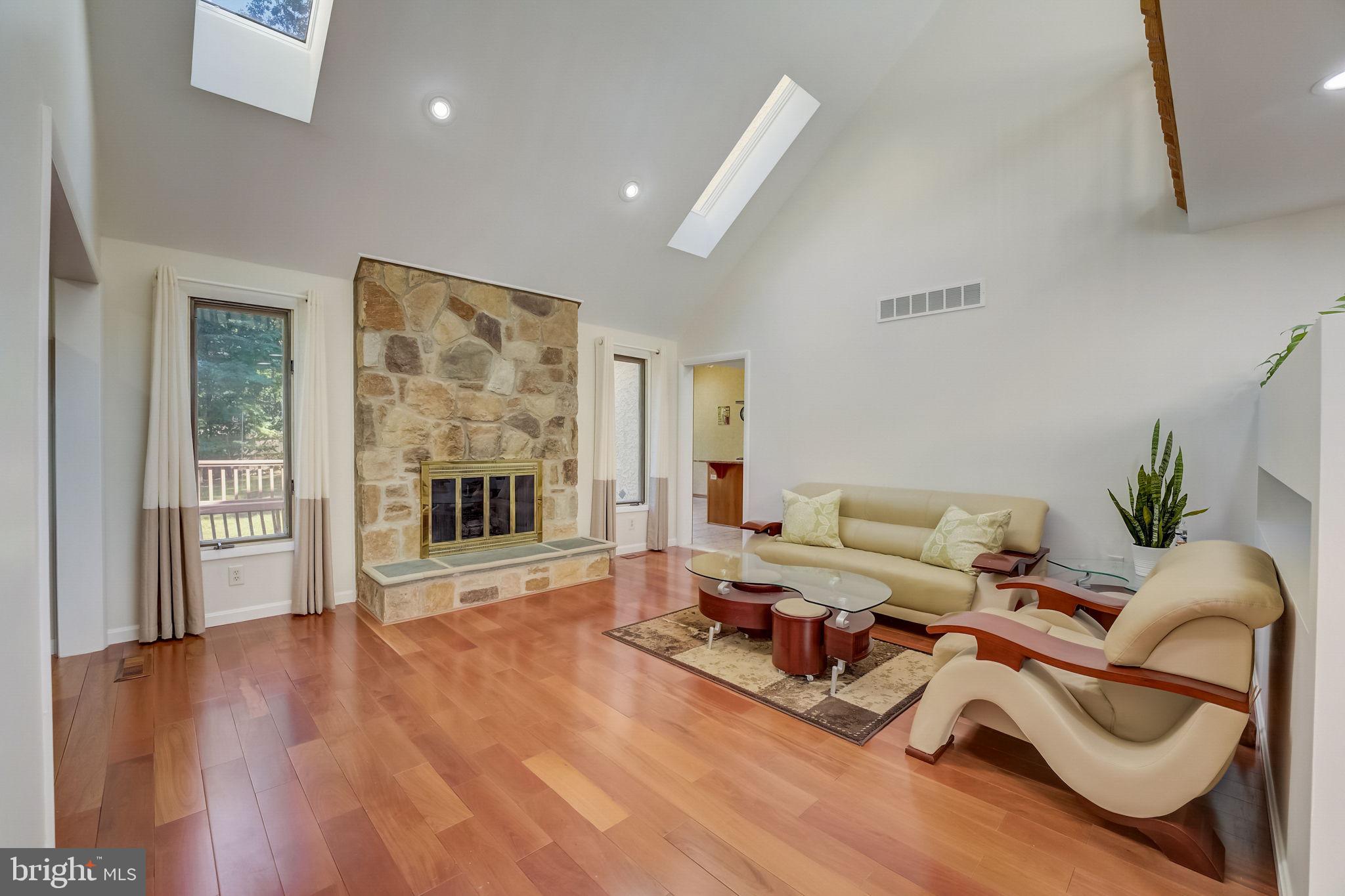 936 Honeysuckle Ln