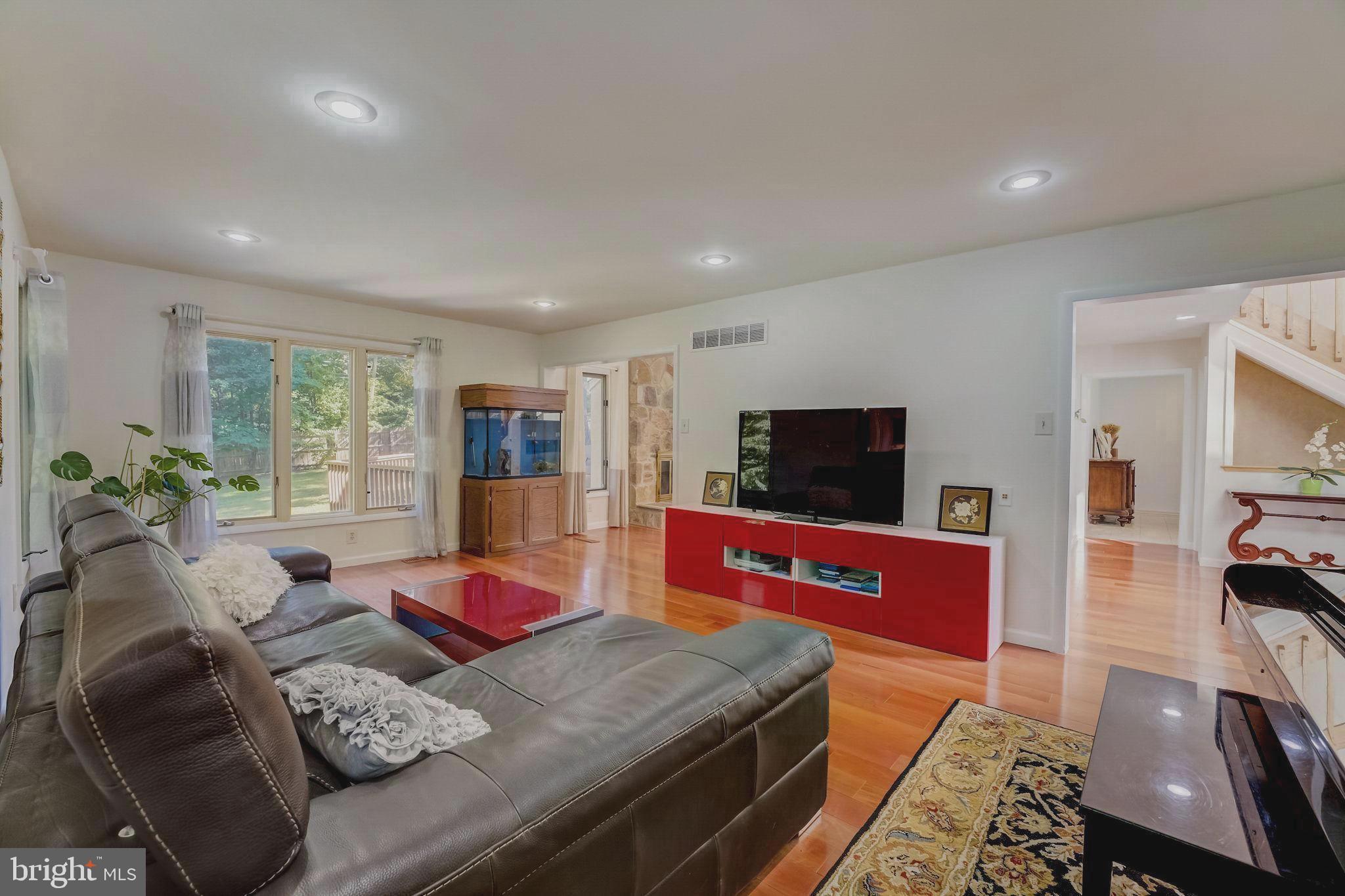 936 Honeysuckle Ln