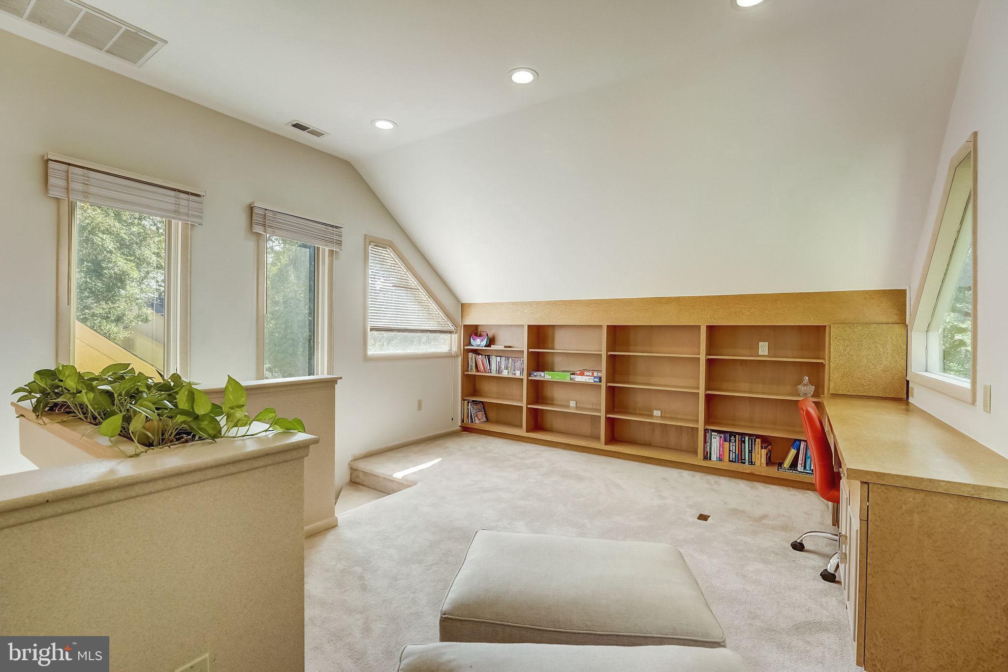936 Honeysuckle Ln