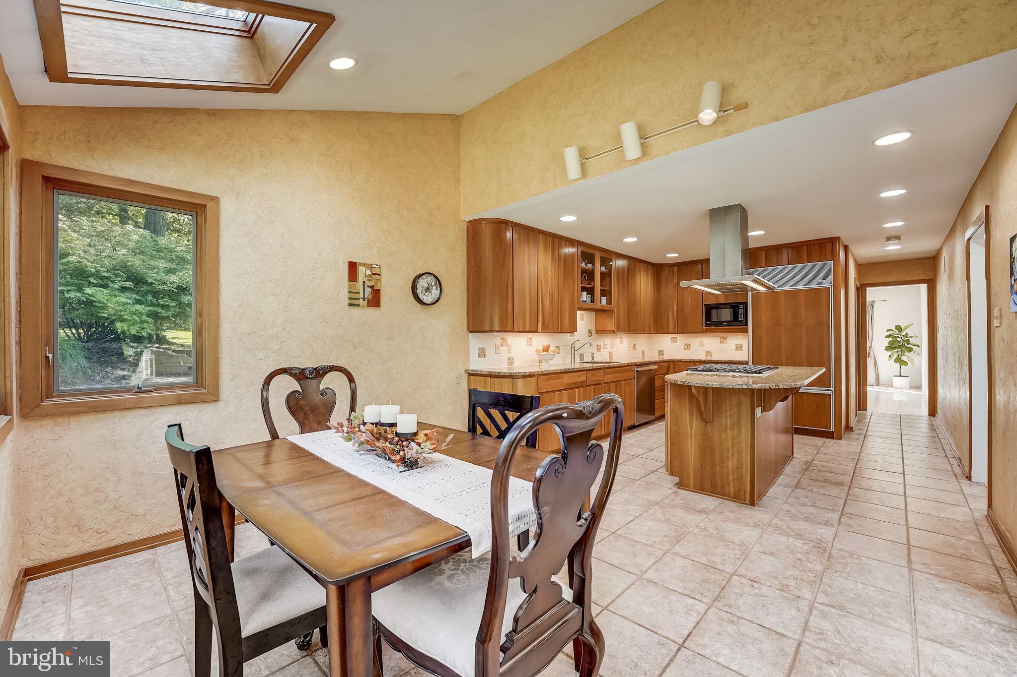 936 Honeysuckle Ln