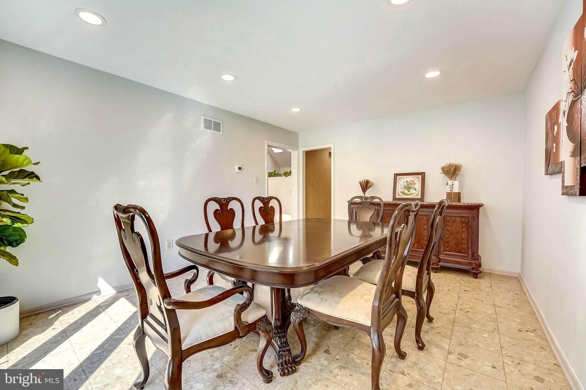 936 Honeysuckle Ln