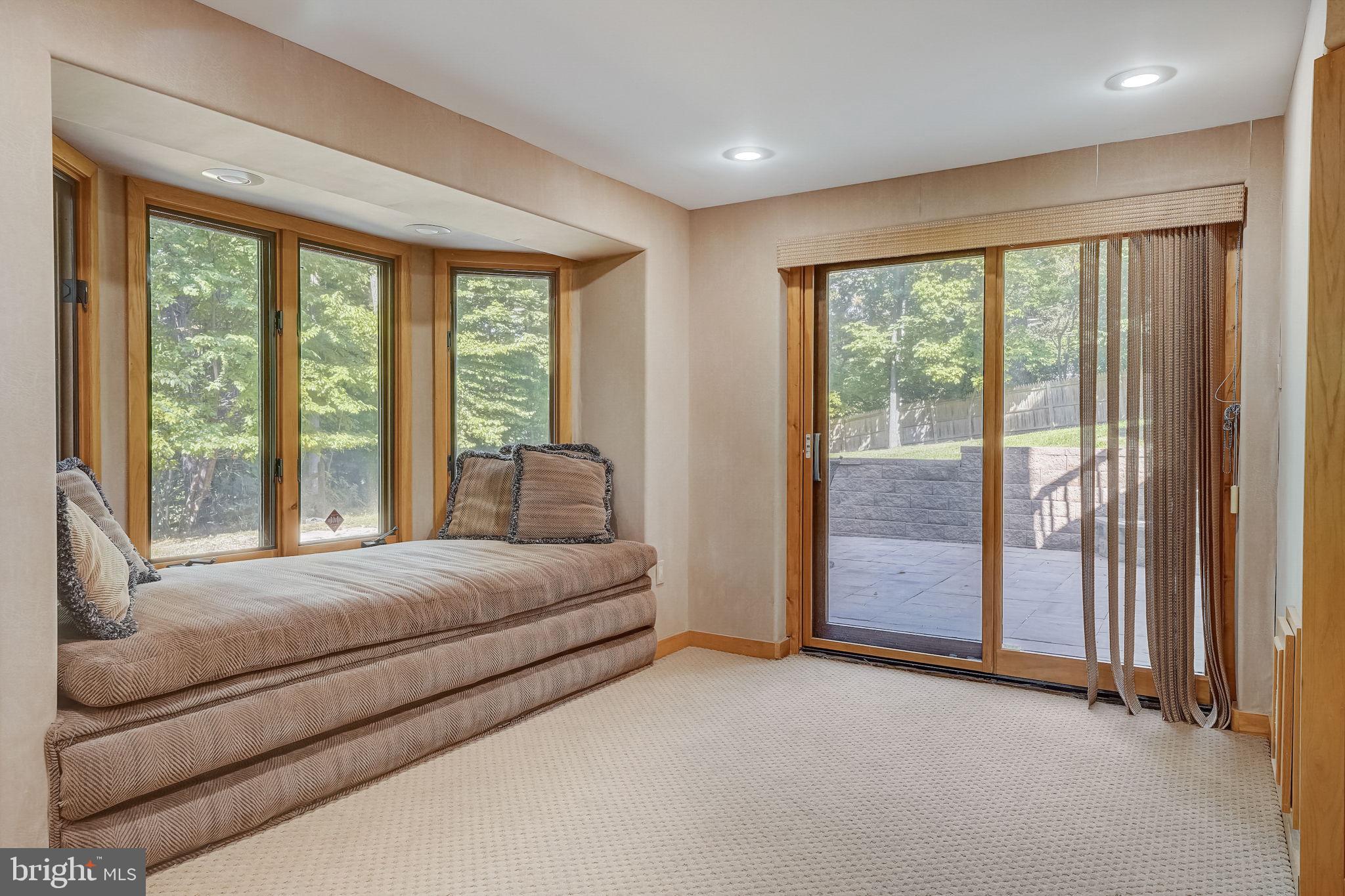 936 Honeysuckle Ln