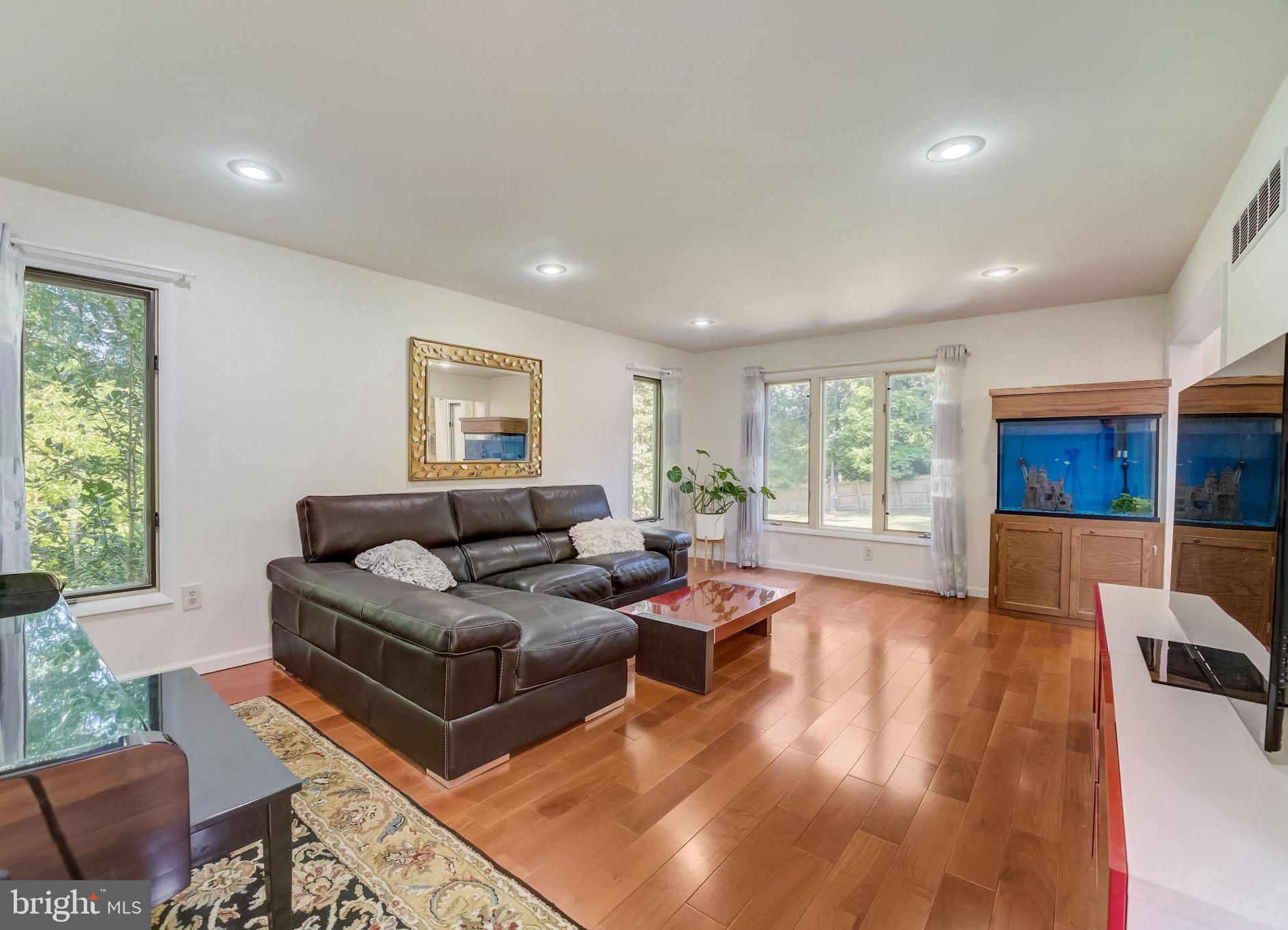 936 Honeysuckle Ln