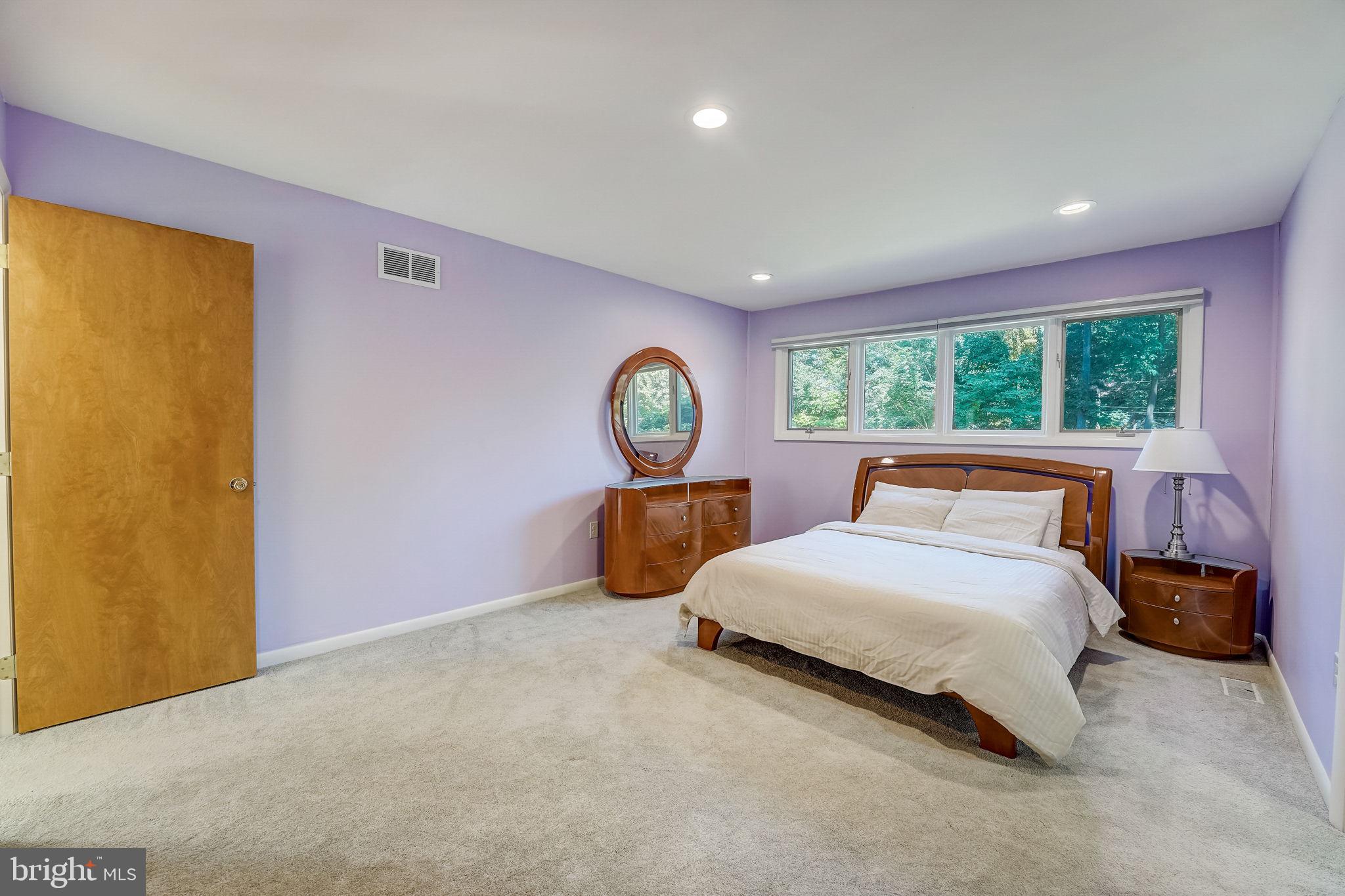 936 Honeysuckle Ln