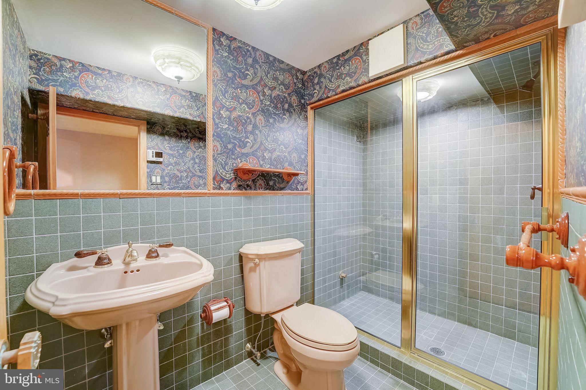 936 Honeysuckle Ln