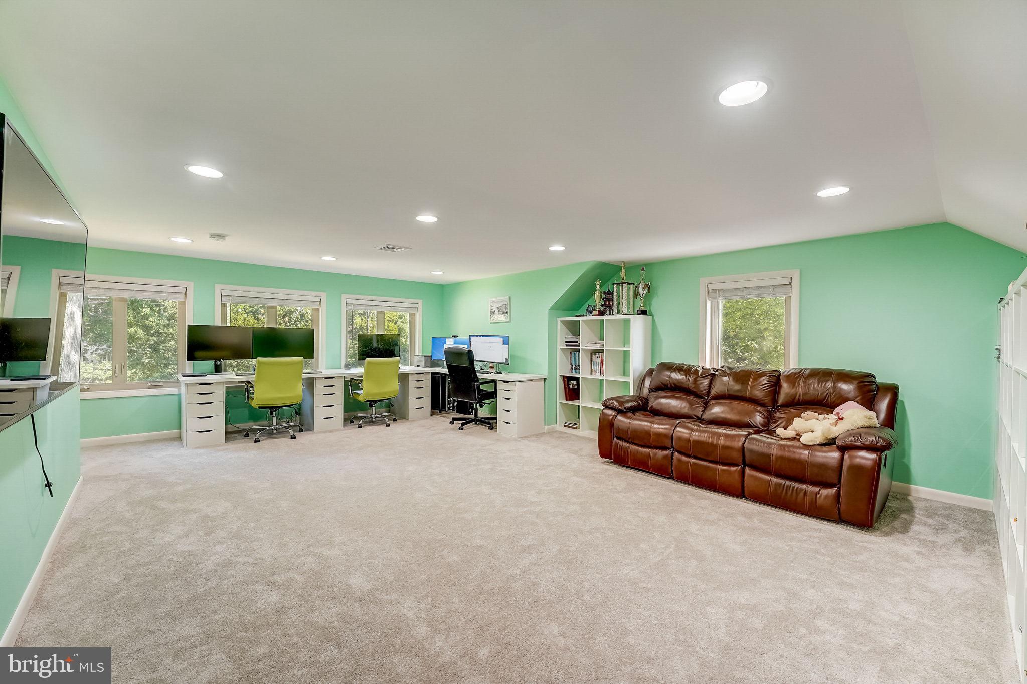 936 Honeysuckle Ln