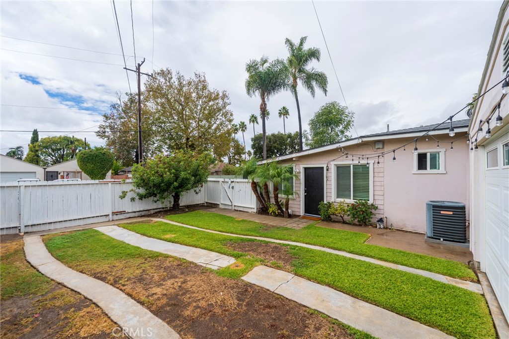 1040 W Acacia