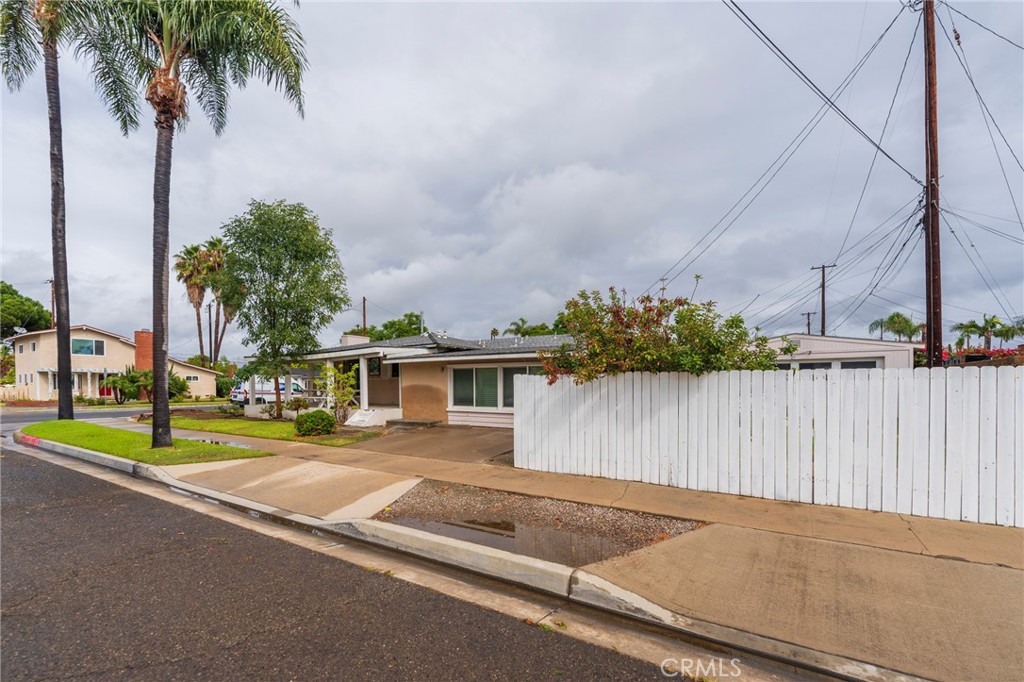 1040 W Acacia