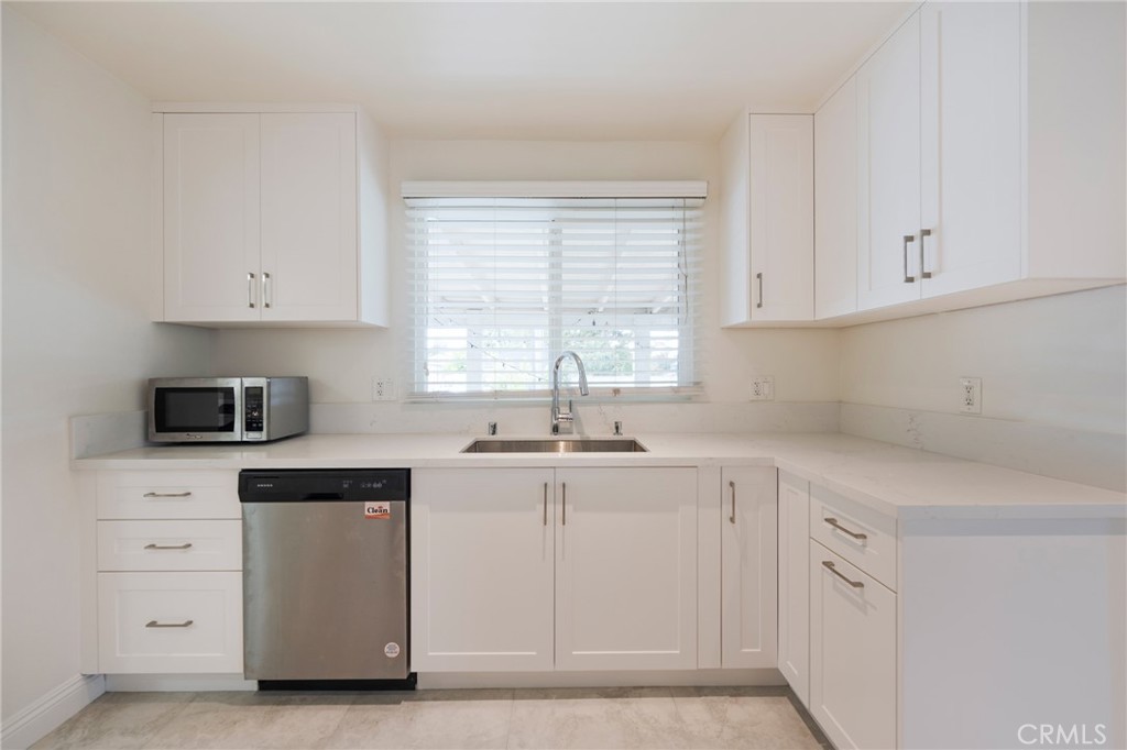 1040 W Acacia