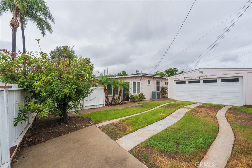 1040 W Acacia