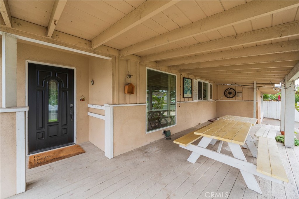 1040 W Acacia