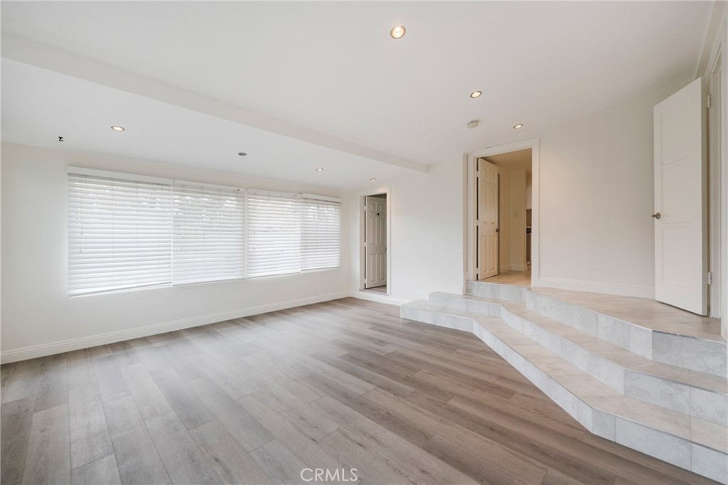 1040 W Acacia
