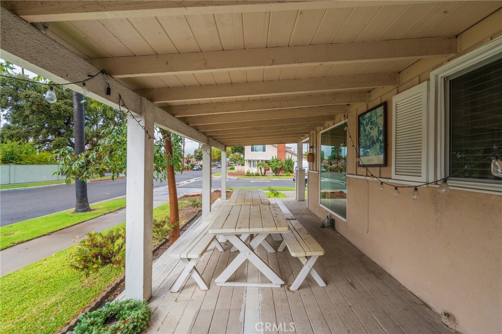 1040 W Acacia