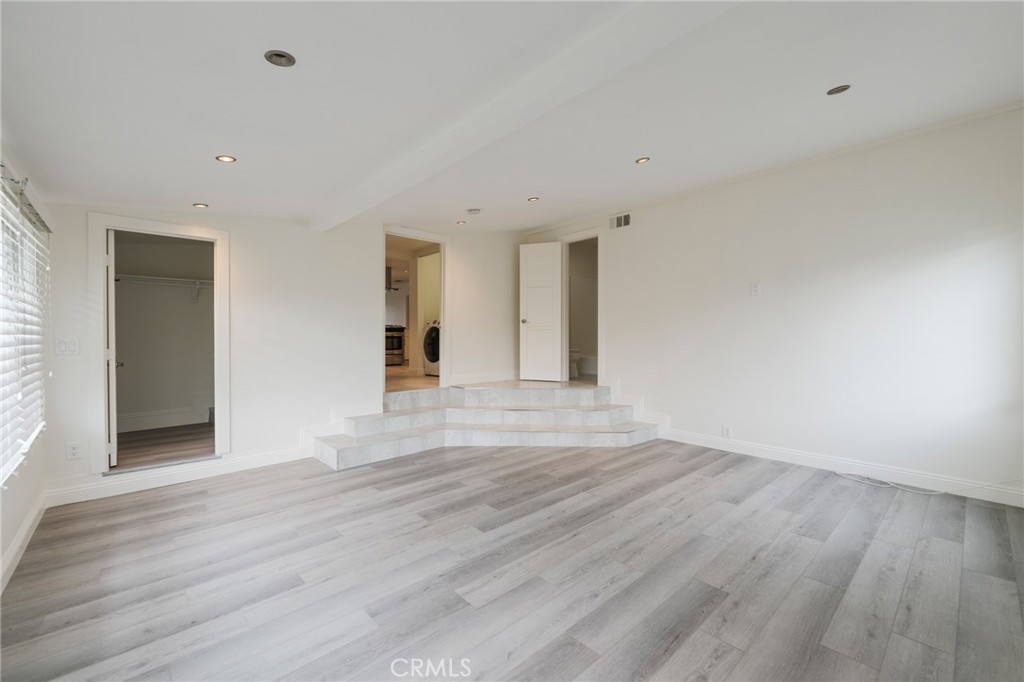 1040 W Acacia