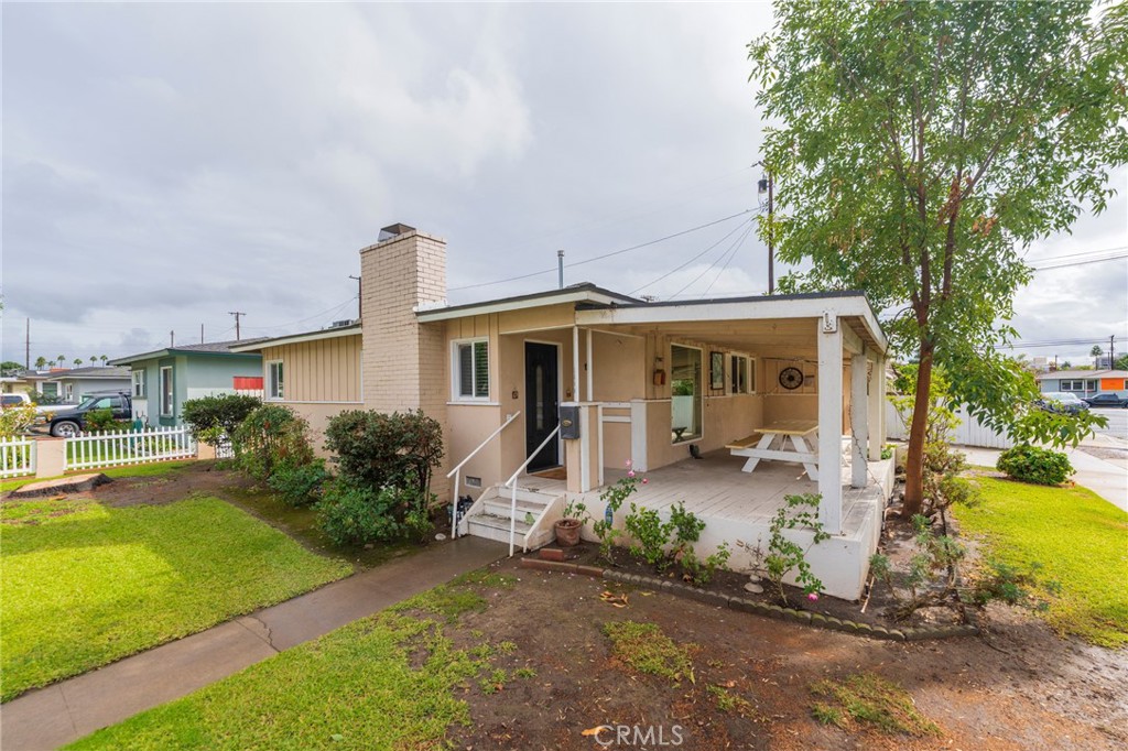 1040 W Acacia