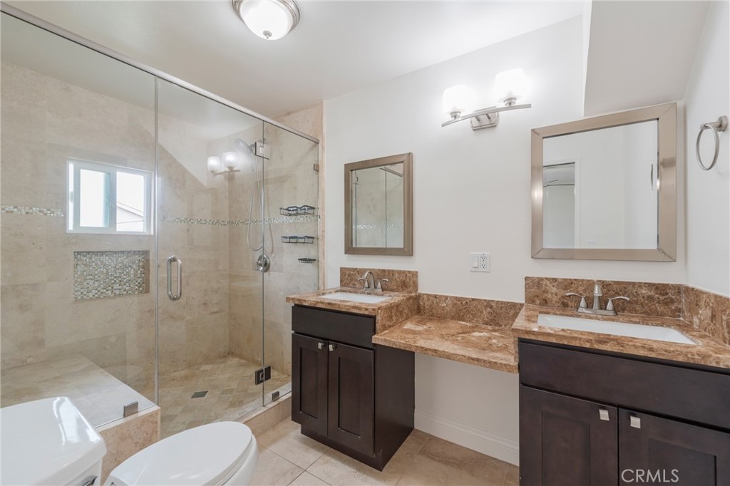 1040 W Acacia