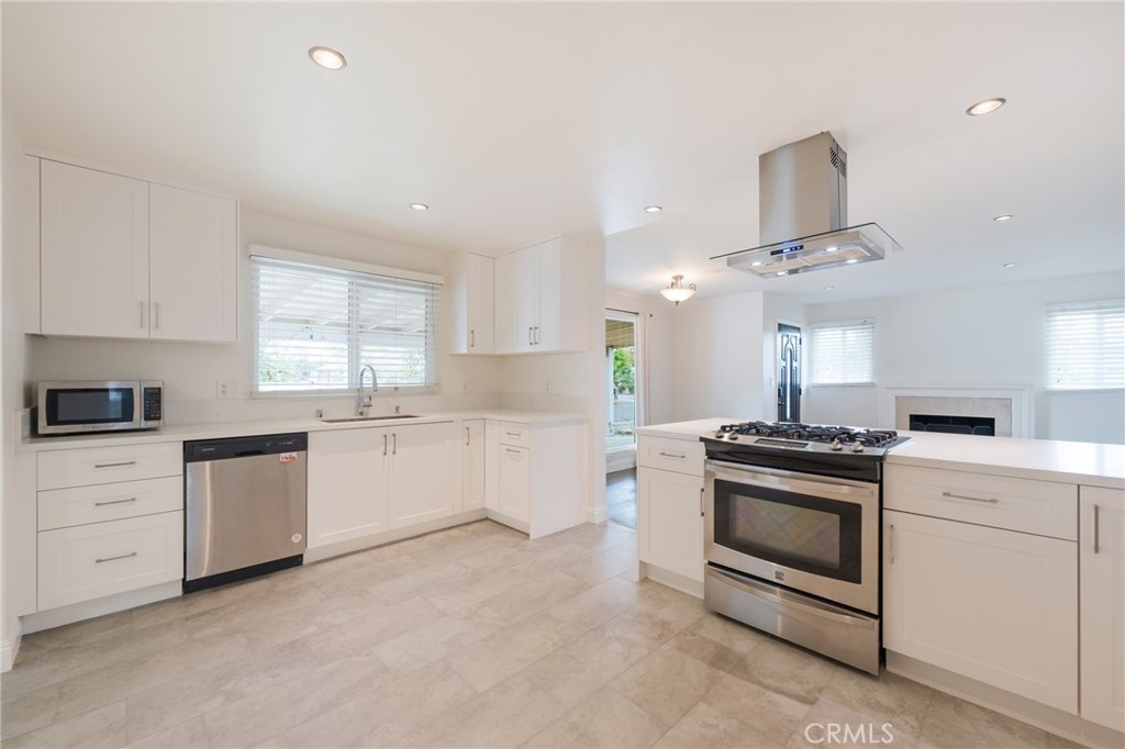 1040 W Acacia