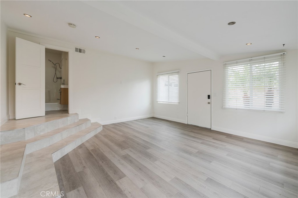 1040 W Acacia