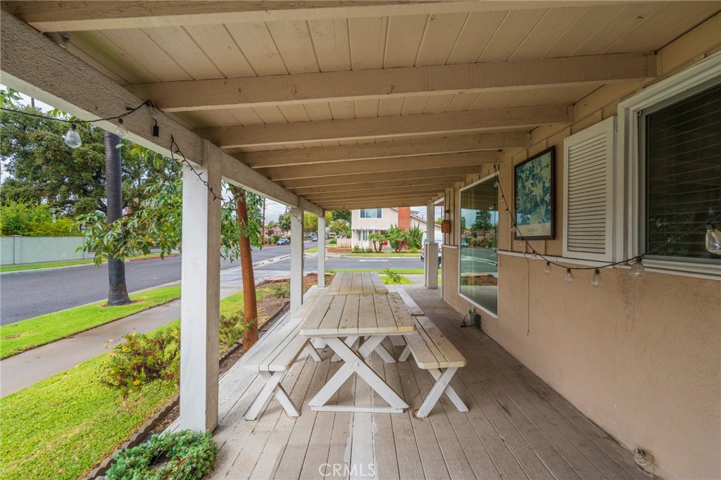 1040 W Acacia