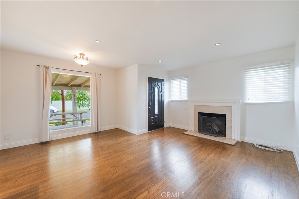 1040 W Acacia