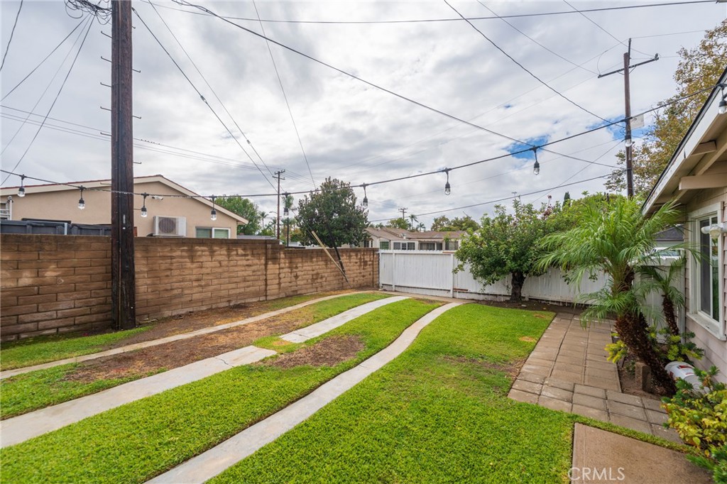 1040 W Acacia