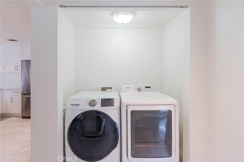 1040 W Acacia
