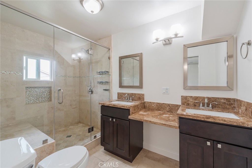 1040 W Acacia