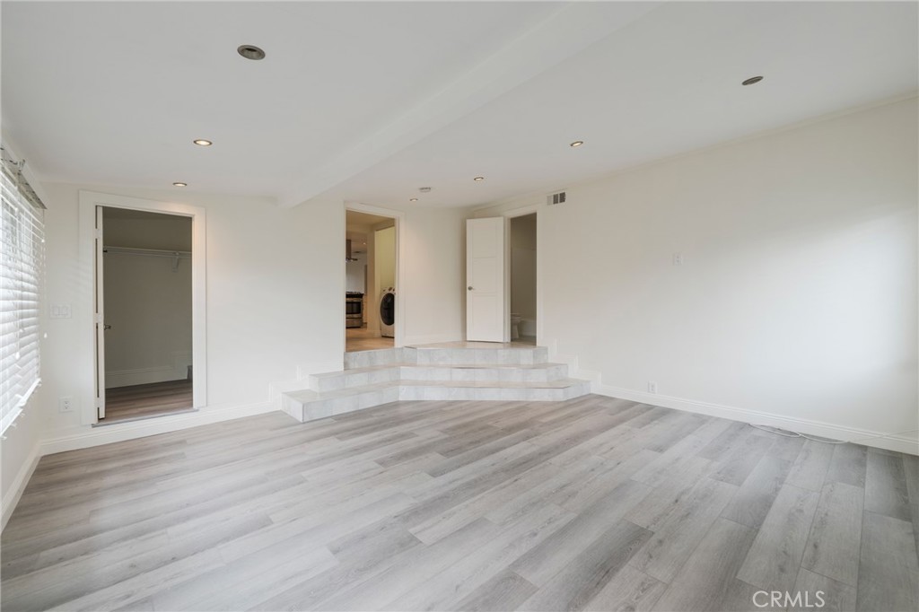 1040 W Acacia