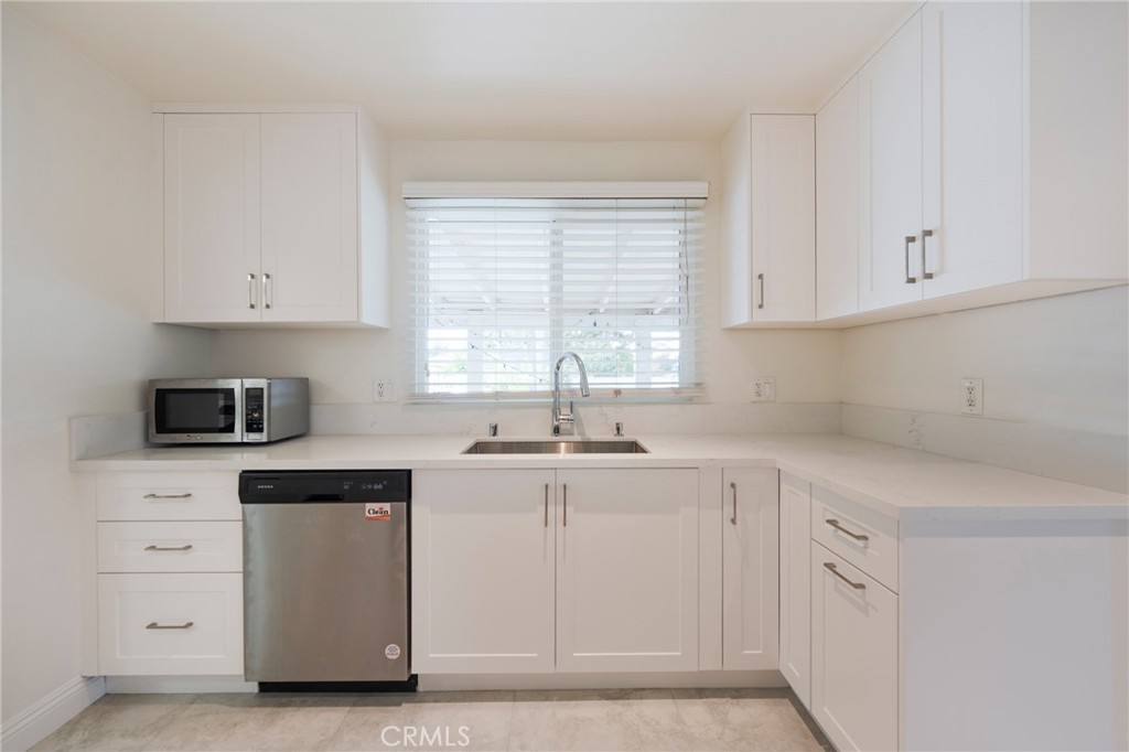 1040 W Acacia