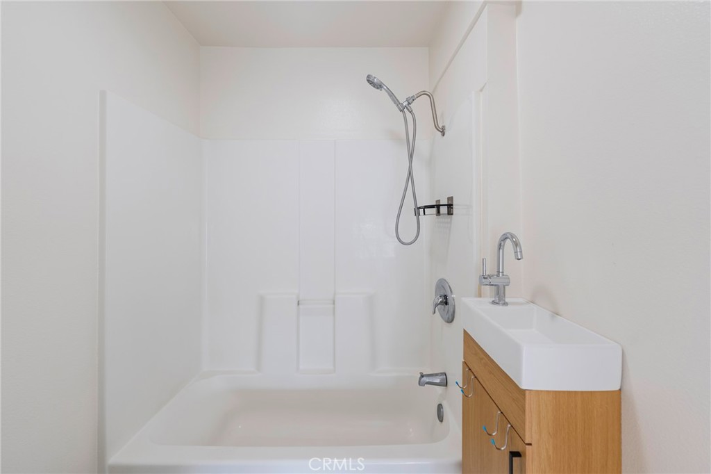 1040 W Acacia
