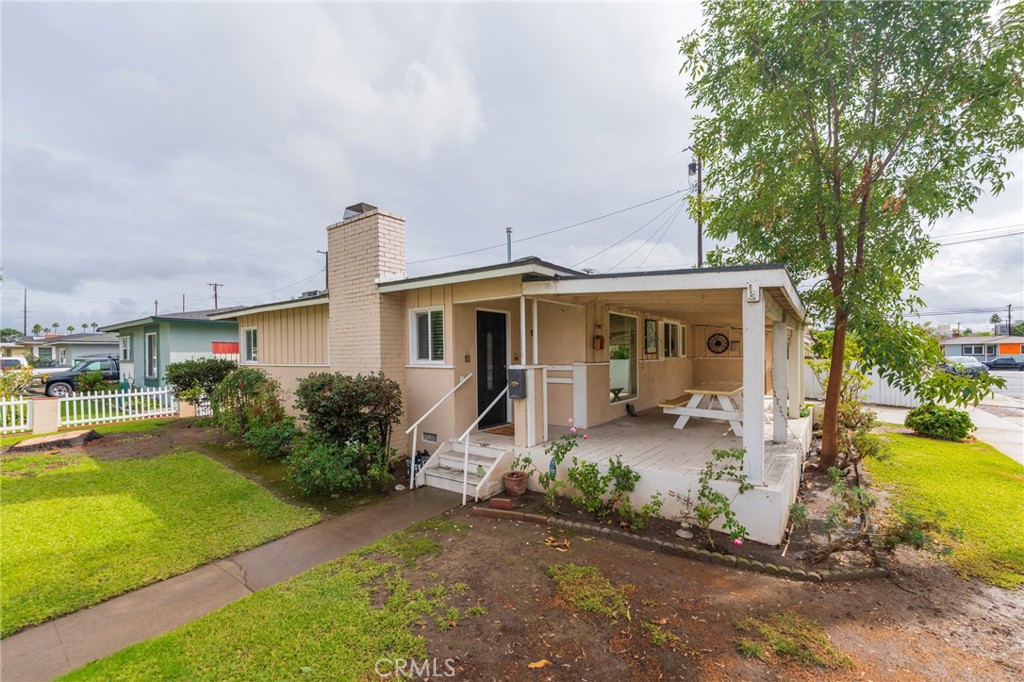 1040 W Acacia