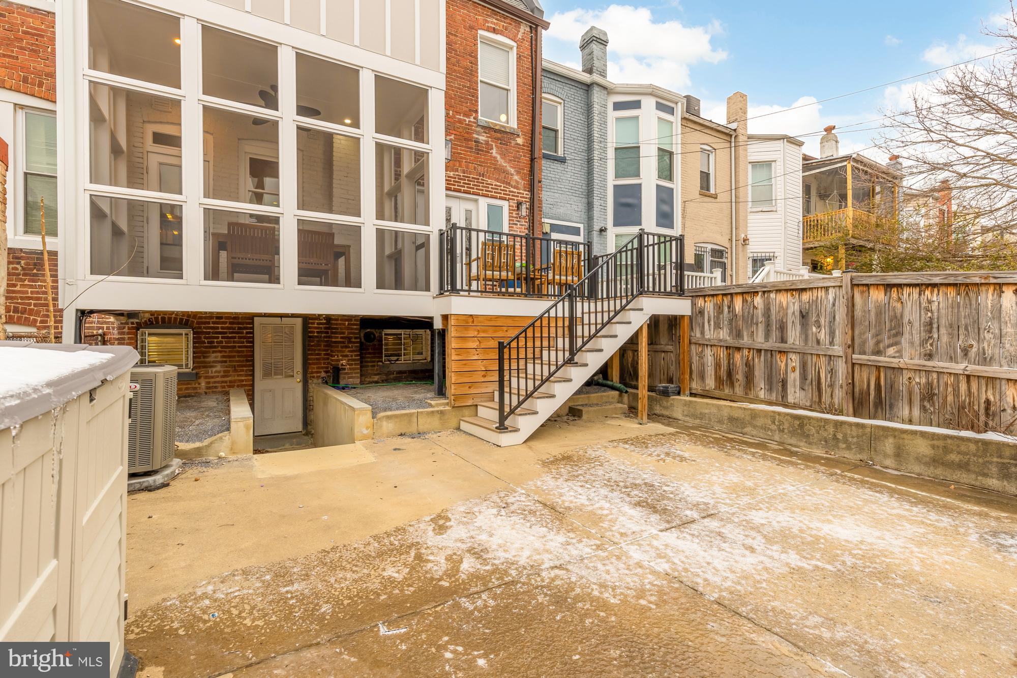 1346 Oak St NW
