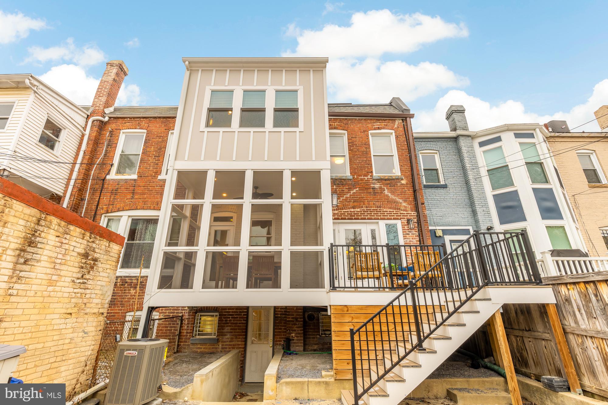 1346 Oak St NW