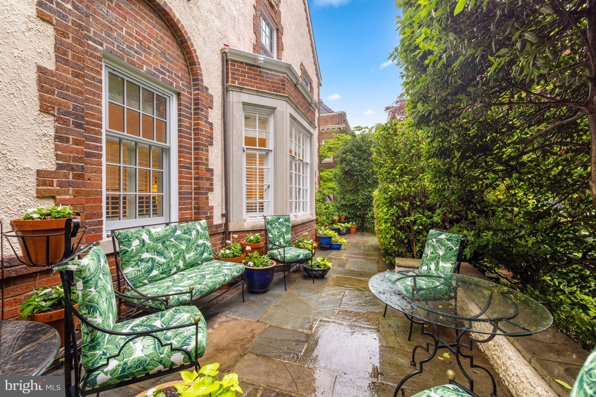 3013 Cathedral Ave NW