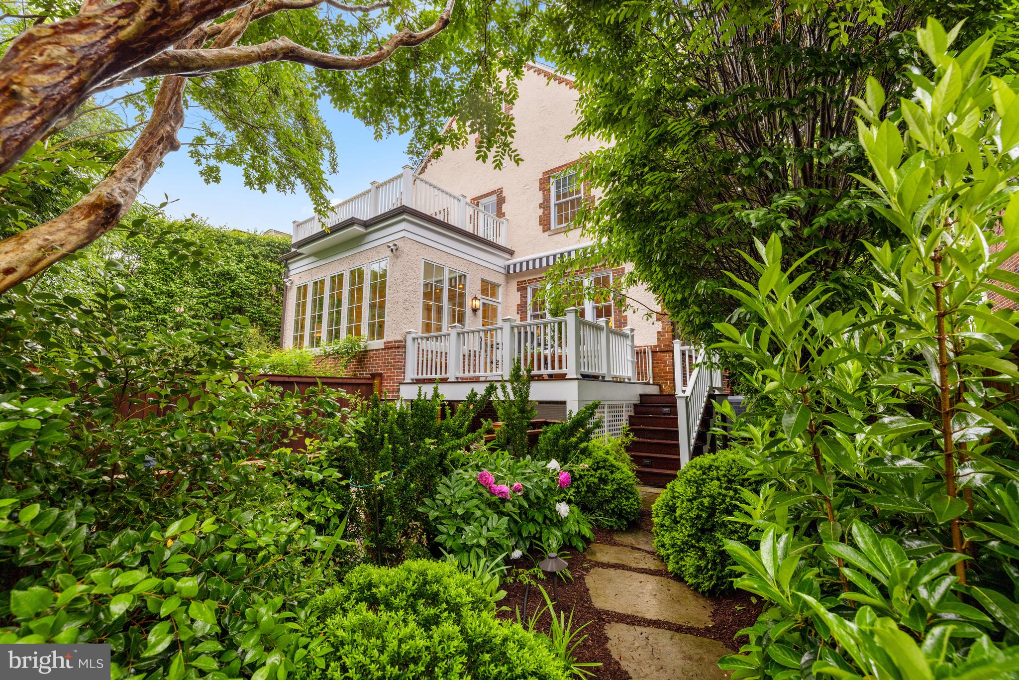 3013 Cathedral Ave NW