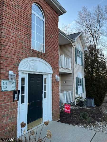 105 Roseland Ave 102