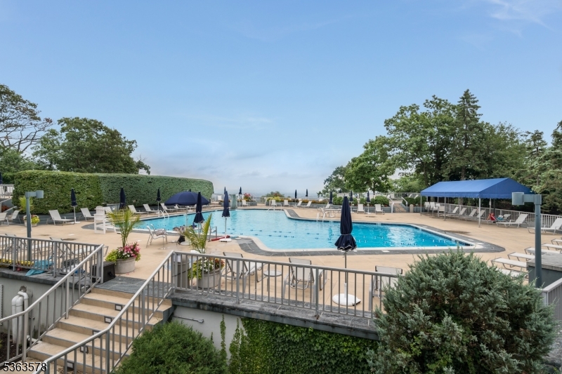 1 Claridge Dr, unit 704 704