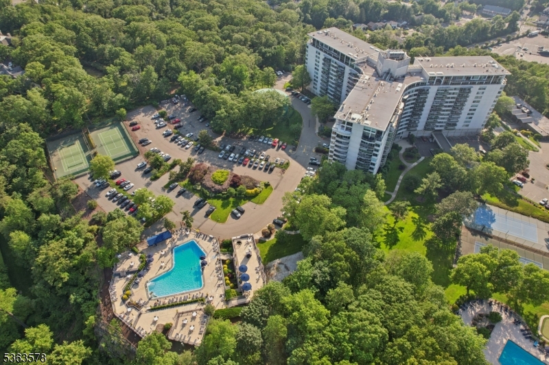 1 Claridge Dr, unit 704 704