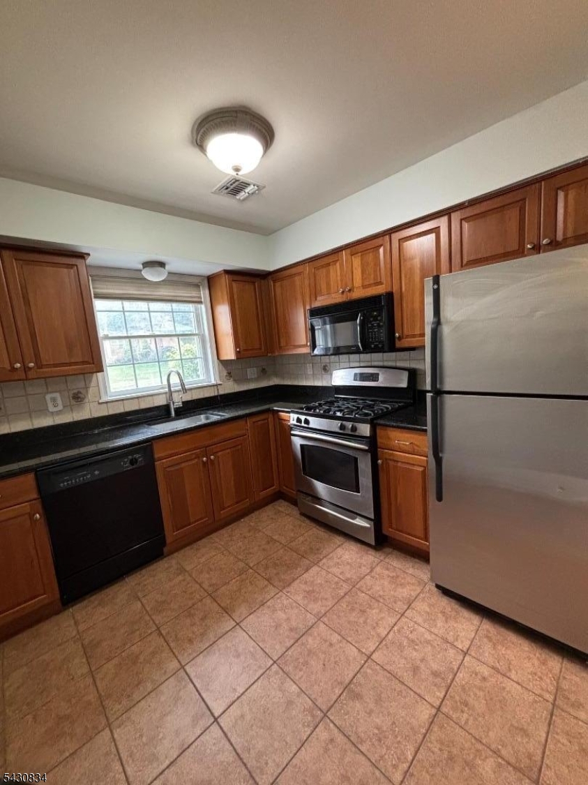 179 Roseland Ave 1