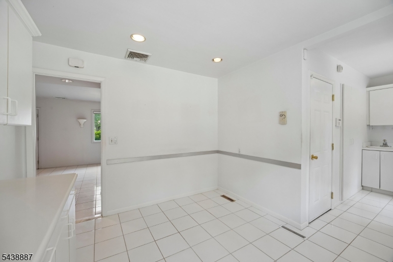 18 Arlington Dr