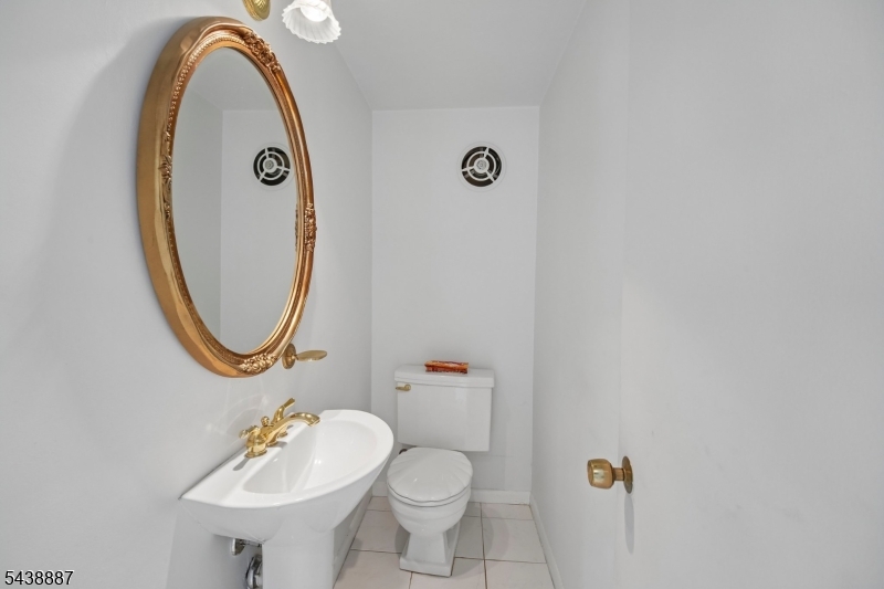 18 Arlington Dr