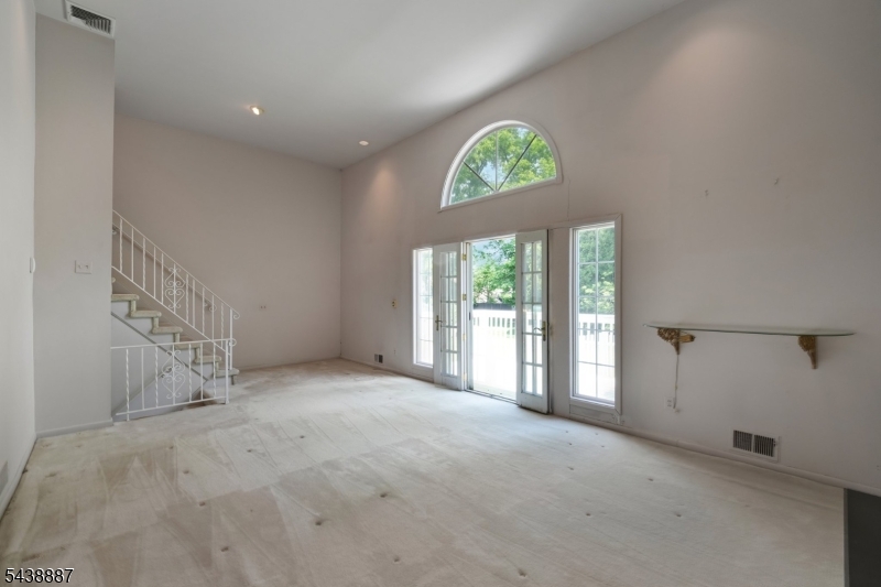 18 Arlington Dr