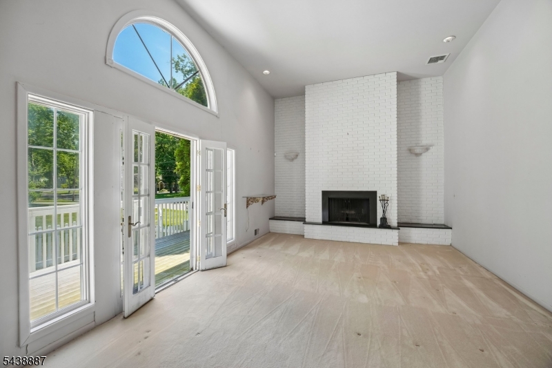 18 Arlington Dr