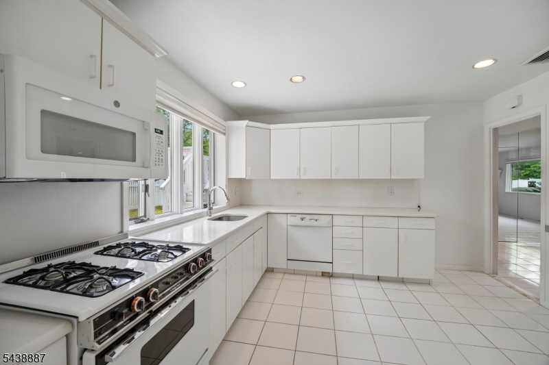 18 Arlington Dr
