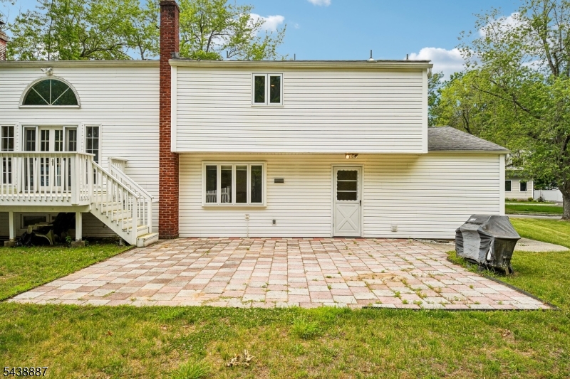 18 Arlington Dr